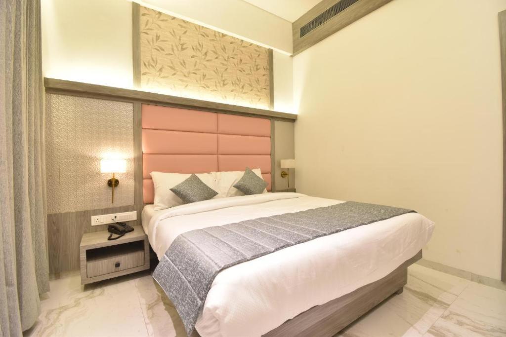 Glitz Hotels La Dahlia - Premium Thane Exterior foto